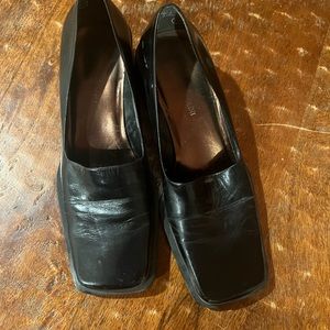 Classic black loafer. Great for any season.